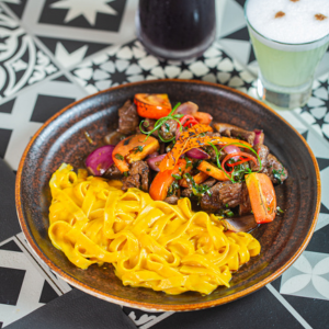 Tallarines con lomo saltado